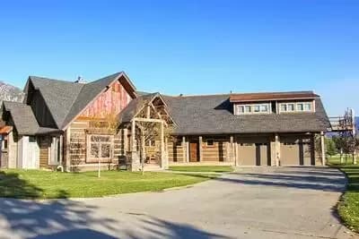 4 Bedroom Mountain Style Retreat