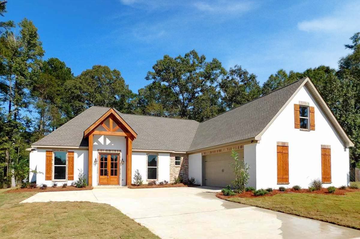 House plan exterior: Ranch-style, single-story with a gabled front entry, exposed wood beams, double front doors, and a side-entry garage.