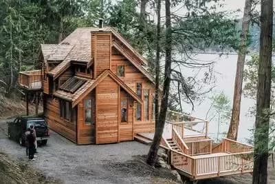 Sunny 2-Bed Mountain Retreat with Master Sundeck