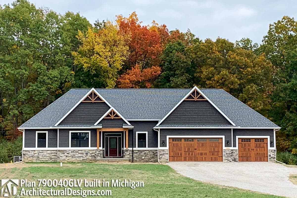 build gallery item - Craftsman Home Plan 790040GLV Comes to Life in Michigan