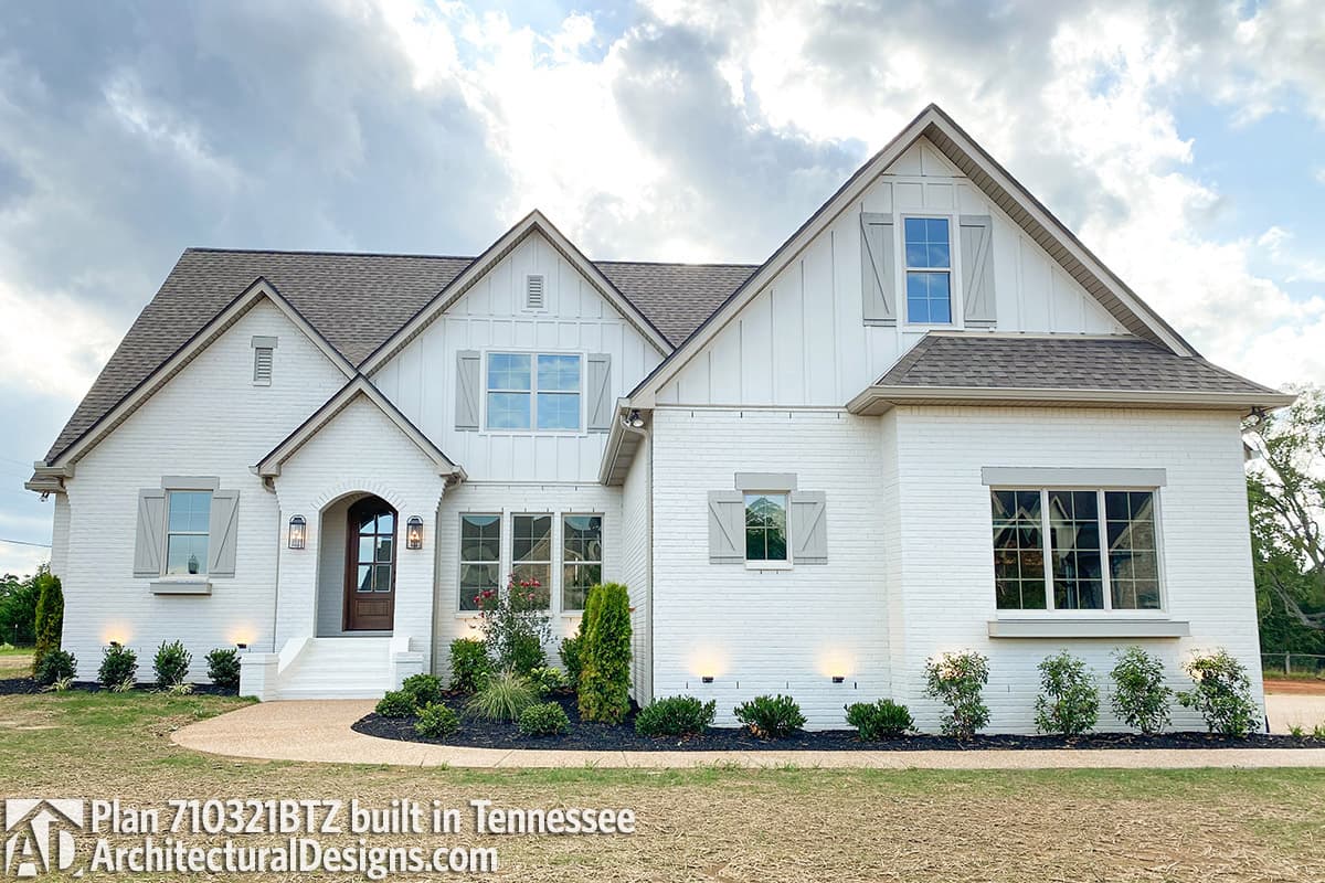 build gallery item - New American Home Plan 710321BTZ comes to life in Tennessee