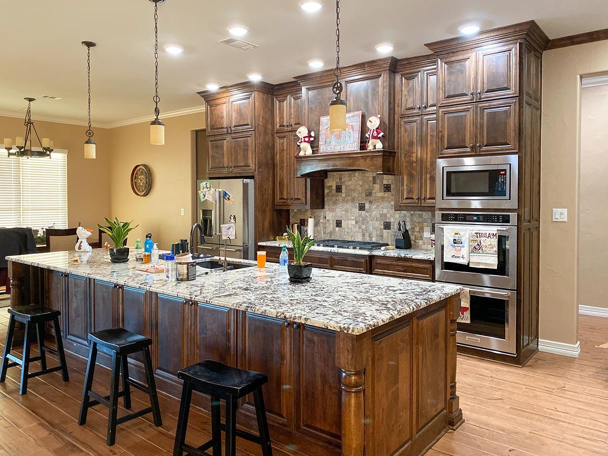 Plan 68646VR: Split-Bedroom House Plan with Open and Beamed Family Room - 3500 Sq Ft - Image #11 - Country, Hill Country, Ranch