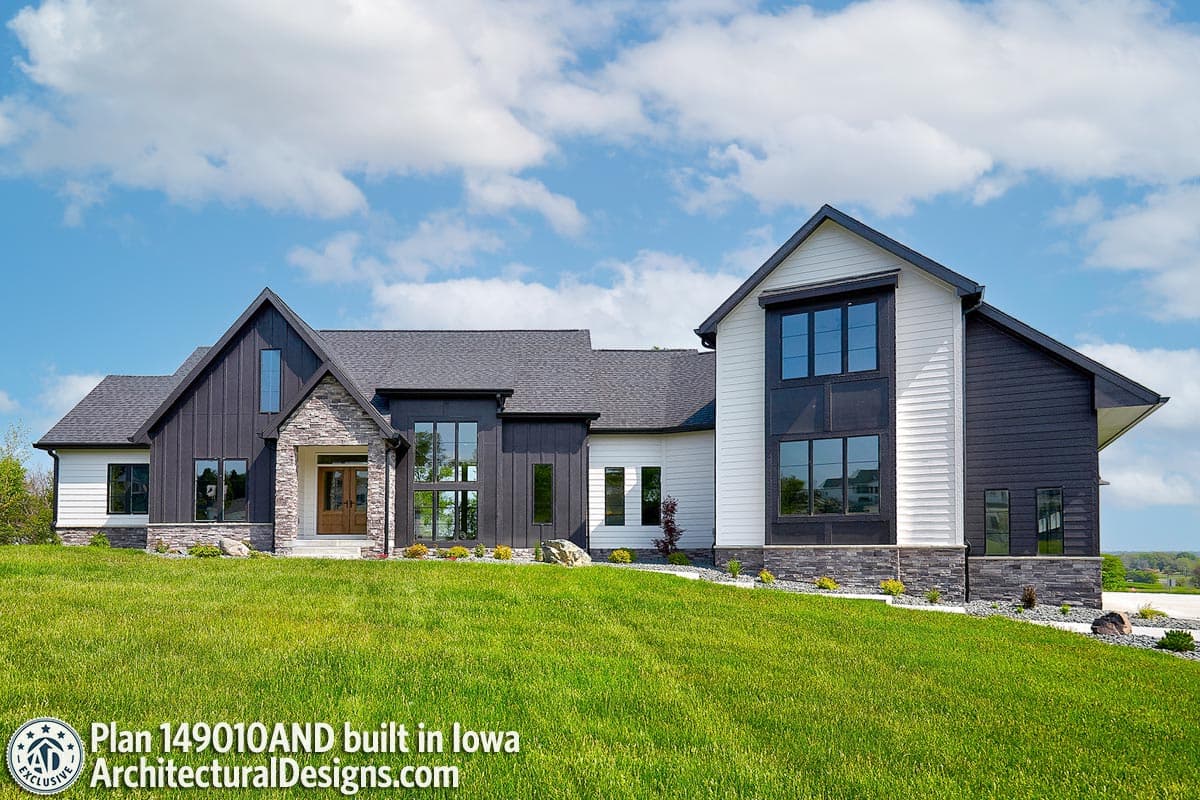 build gallery item - Exclusive House Plan 149010AND Comes to Life in Iowa