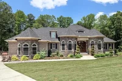 European Ranch Plan with Split-bed Layout and Bonus Room