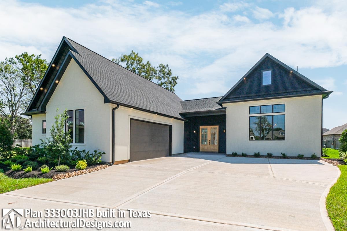 build gallery item - House Plan 333003JHB Comes to Life in Texas