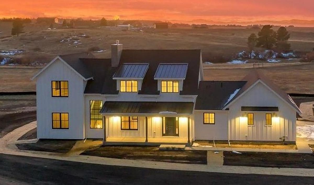 Plan 365017PED: 5-Bed Modern Farmhouse Plan with Vaulted Living Spaces - Image #7 - Farmhouse, Modern Farmhouse, New American