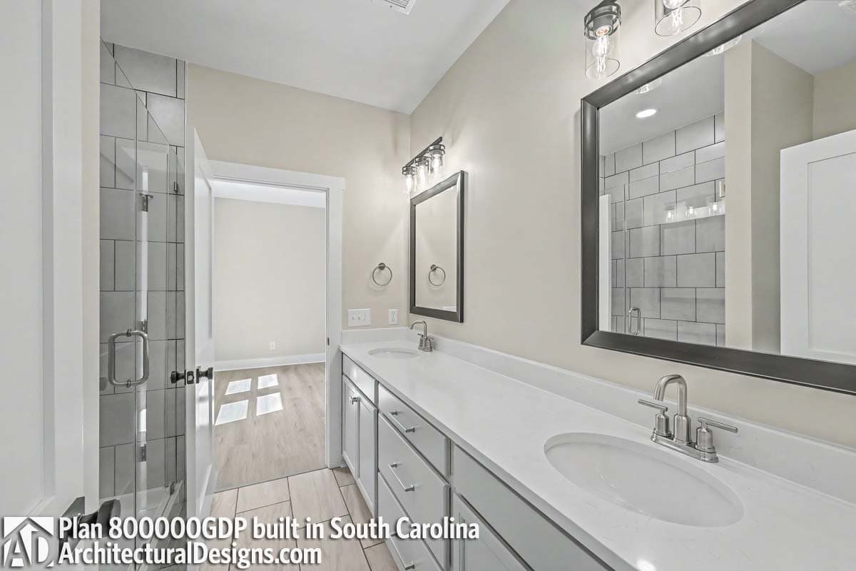 Customer Photo id:  596944