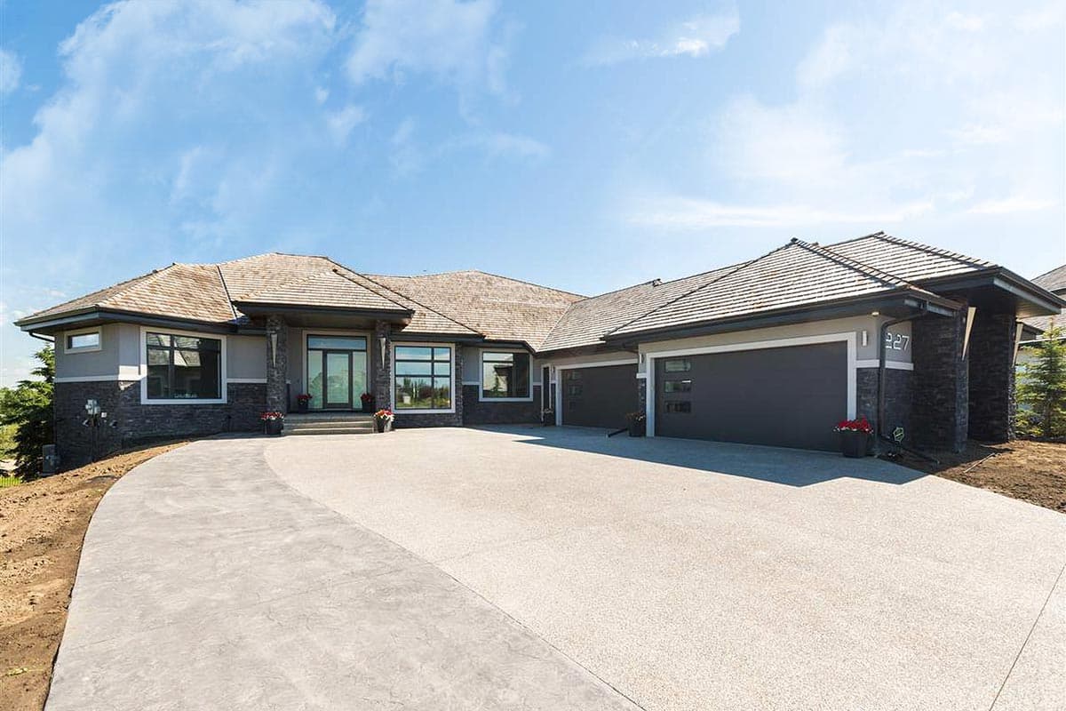 House plan exterior: single-story Modern house with a U-shaped driveway, prominent entrance, and a three-car garage.