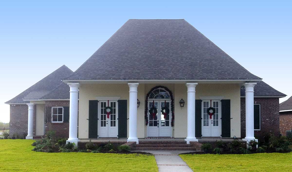 House plan exterior: single-story, Southern Colonial style with a covered porch, columns, gabled roof, and brick accents.