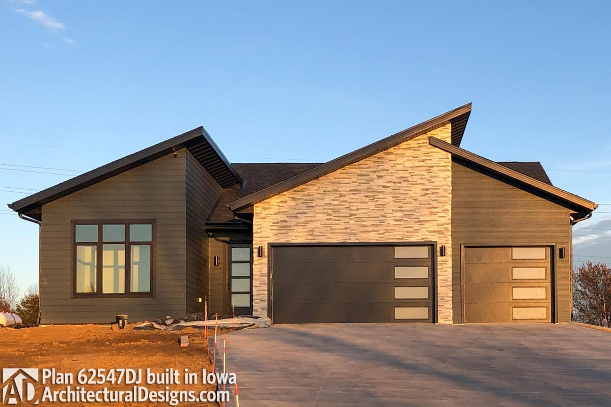 build gallery item - Modern House Plan 62547DJ Comes to Life in Iowa