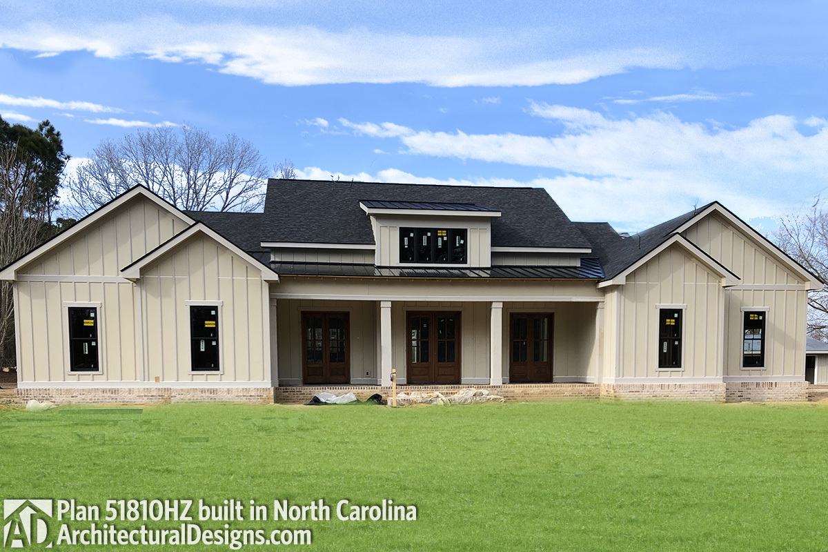 Stylish 4Bed Modern Farmhouse Plan with Vaulted Master Suite 51810HZ