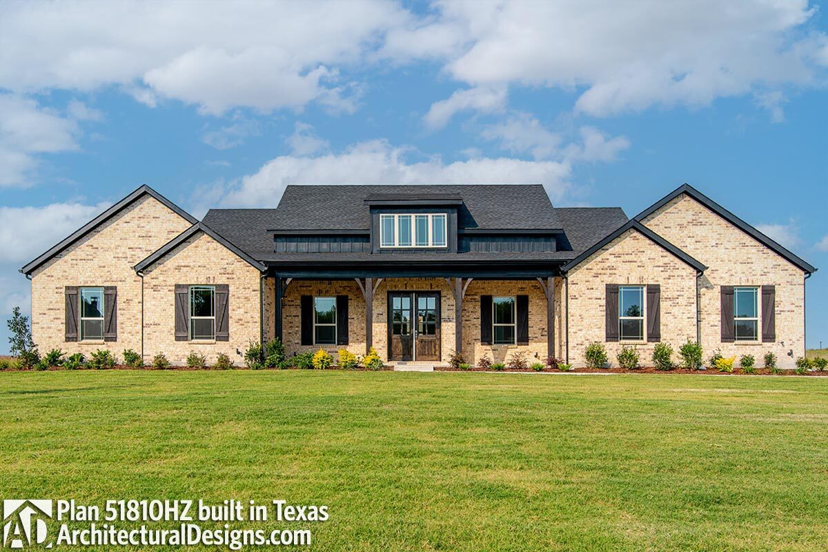 Stylish 4Bed Modern Farmhouse Plan with Vaulted Master Suite 51810HZ